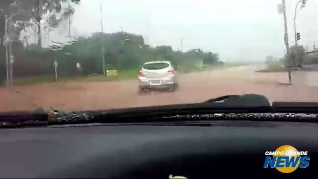 Chuva alaga a Lúdio Coelho outra vez e motorista reclama da situação