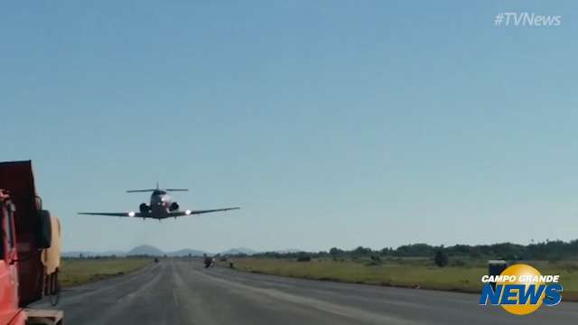 Avião faz voo rasante e assusta trabalhadores em pista em reforma