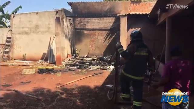 Incêndio destrói cômodo de residência na Vila Popular