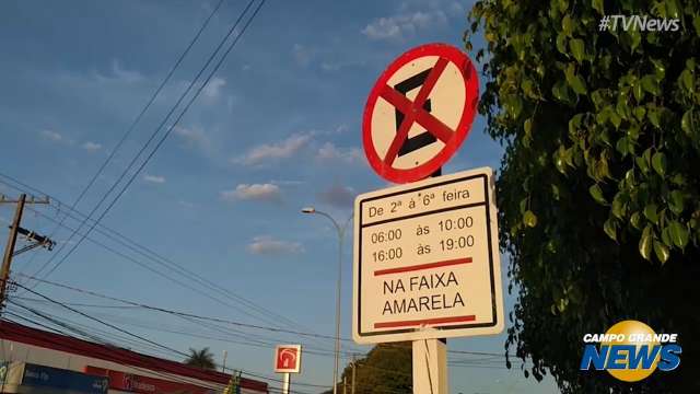 Motoristas ignoram horários proibidos para estacionar na Júlio de Castilhos