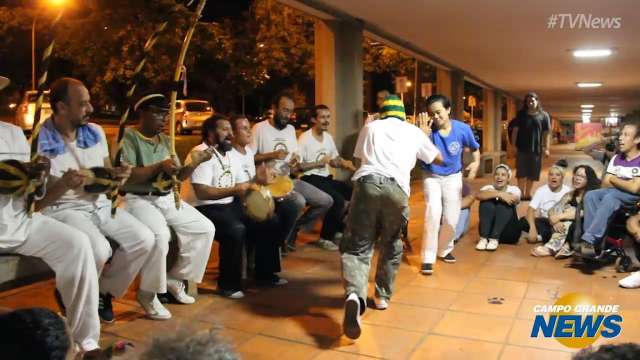 Capoeira de Angola toma corredor central da UFMS