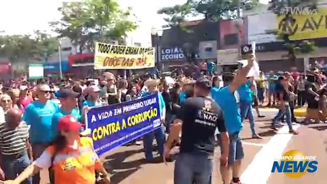 Professores aproveitam desfile para protestar, mas prefeita abandona palco