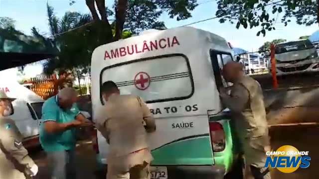 Médica e paciente em estado grave ficam presos em ambulância