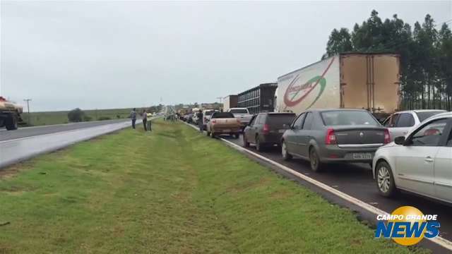 Congestionamento após acidente na BR-163