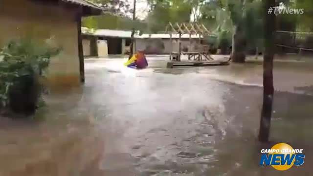 Água da chuva em Bonito quase encobriu ponte e tomou conta de hotel