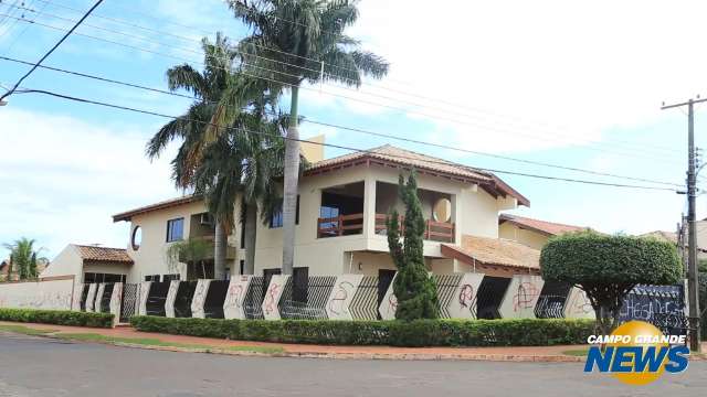 Casa onde festa terminou em confusão amanhece toda pichada