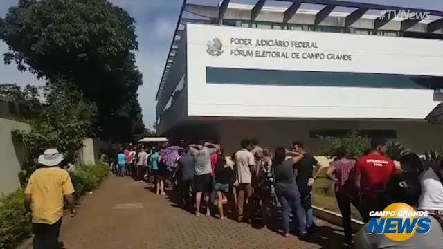 Domingo de espera:  biometria tem confusão por lugar  e fila quilométrica