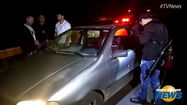 Policiais realizam perícia em carro alvejado em execução de homem na Capital