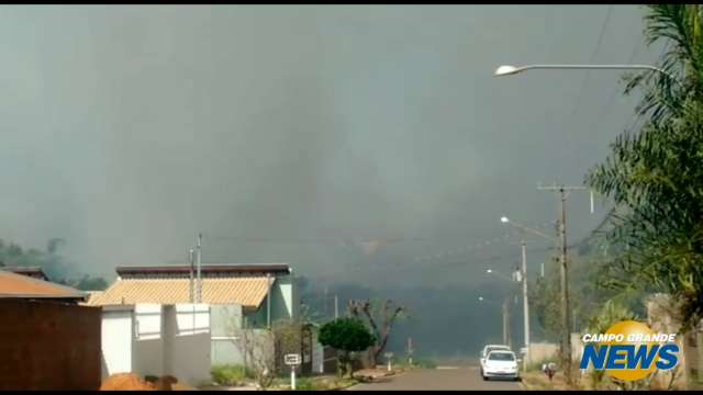 Incêndio toma conta de matagal e vento joga fumaça contra casas no Seminário