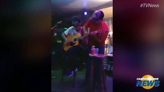 Juninho Fonseca toca Pajaro Campana com &#34;ajuda&#34; de amigo músico