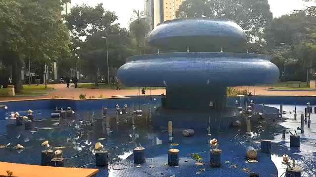 Chafariz e brinquedos quebrados expõem falta de manutenção na praça Ary Coelho