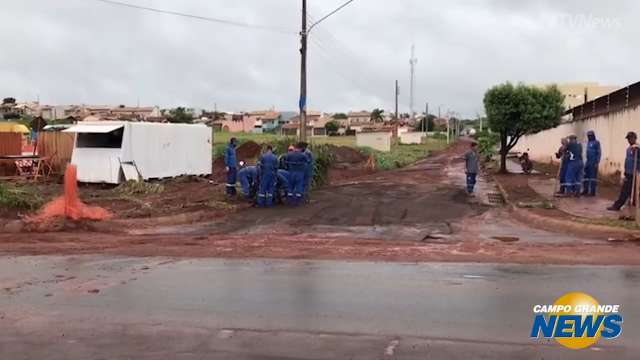 Chuva destruiu asfalto recém executado em rua do Jardim Paradiso