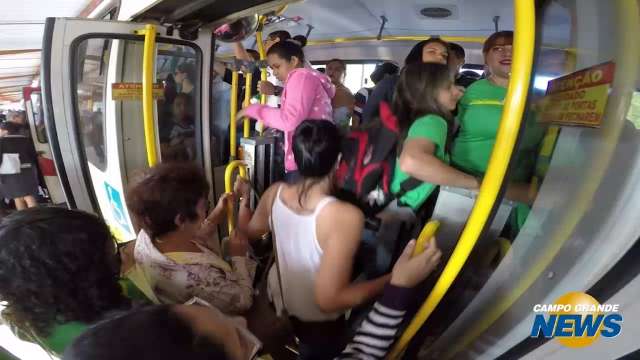 Terminal sem água, ônibus cheios e passageiros irritados