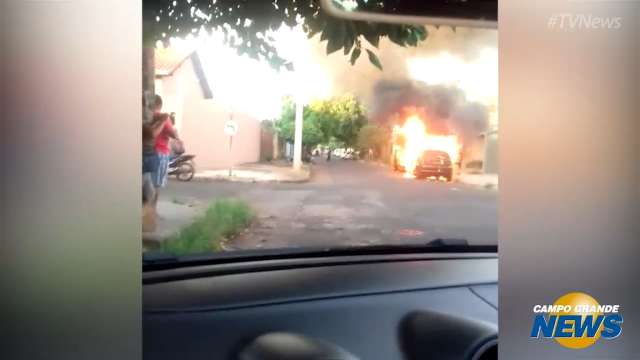 Carro estacionado pega fogo e assusta moradores do Caiçara