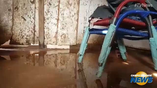 Chuva forte alaga casas e barracos no José Teruel, região sul da Capital