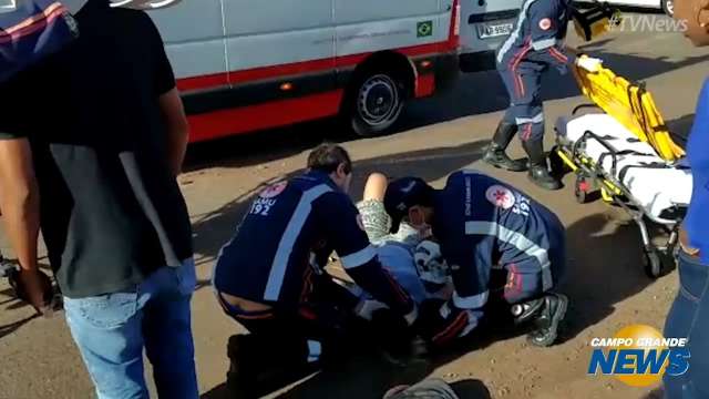 Motociclista desvia de buraco, cai em outro e mulher fica ferida; veja resgate