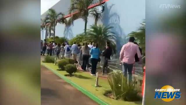 Clientes fazem fila para aproveitar Black Friday na fronteira