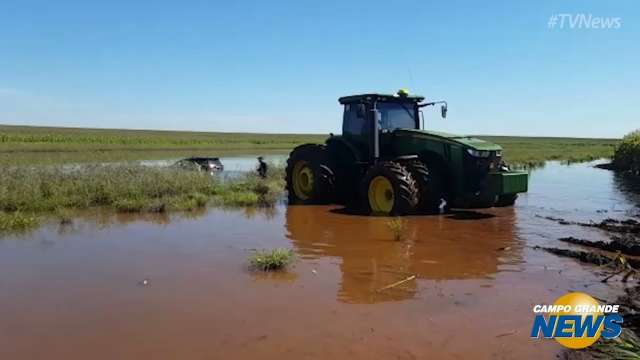 Durante fuga, arrastador afunda caminhonete roubada em açude