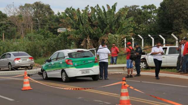 Acidente com 3 veículos derruba poste, bloqueia via e deixa bairro sem energia