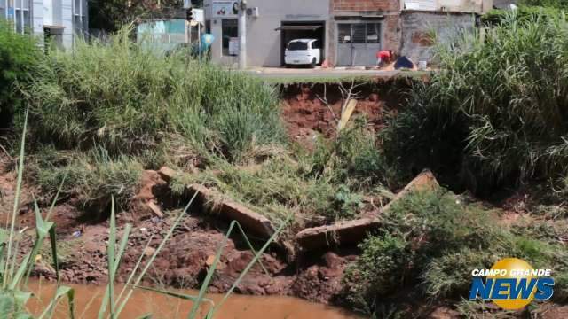 Obra empaca e crateras so avançam em avenida de fluxo intenso