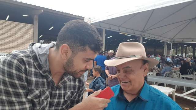 Rei do chamamé, Castelo é um clássico, tem fãs mirins e adora tirar uma selfie