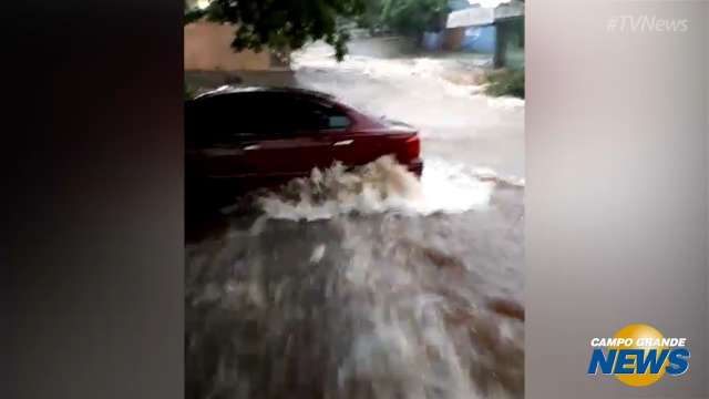 Chuva alaga ruas e casas em cidades da fronteira