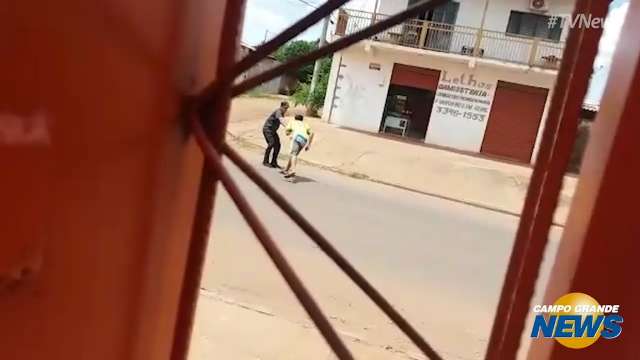 Imagem mostra momento em que autor toma arma de policial e foge