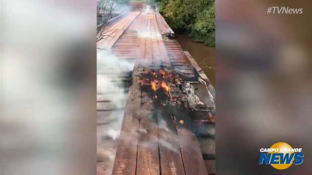 Após incêndio criminoso, ponte de madeira sobre o Rio Anhanduí é interditada