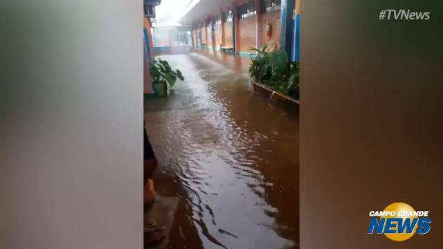 Escola fica alagada após chuva na Nova Campo Grande