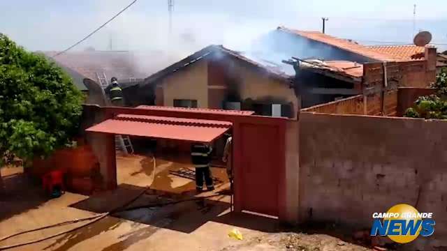 Incêndio destrói casa em bairro de Dourados, segundo caso do dia