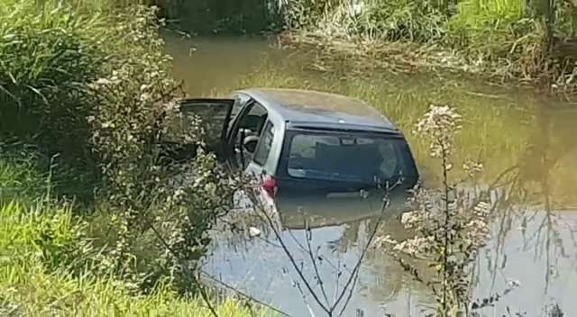 &#34;Do nada&#34;, veículo cai e fica submerso em córrego