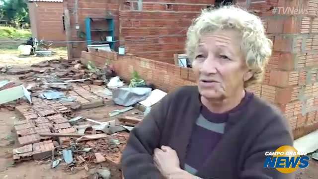 Famílias relatam momento em que temporal destellha casas