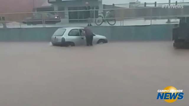 Chuva em água clara tem até carro sendo empurrado por moradores