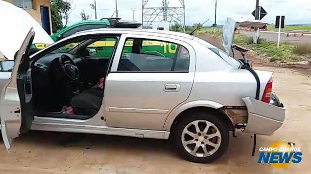 Jovem levava quase 200 kg de maconha no para-choque do carro