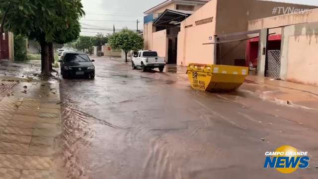 Chuva faz rua no São Lourenço virar &#34;espelho d&#39;água&#34;, expondo falta de drenagem