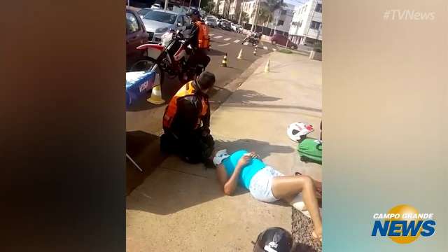 Motociclista cai em buraco na Rua Bahia