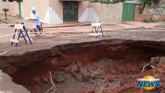 Onde cratera abriu, população reclama de asfalto &#39;de mentira&#39;