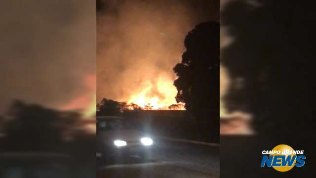 Incêndio atinge terreno da Base Aérea de Campo Grande