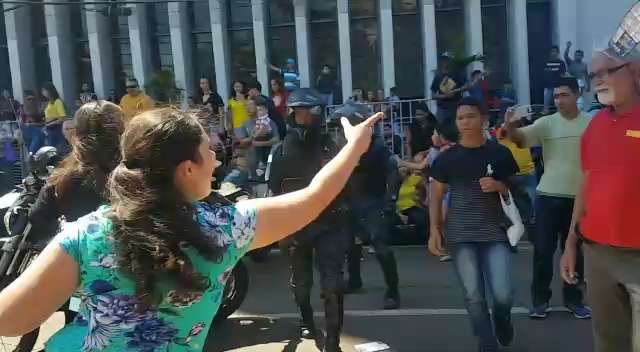 Vídeo: movimentos sociais e fãs de Bolsonaro disputam atenção após desfile