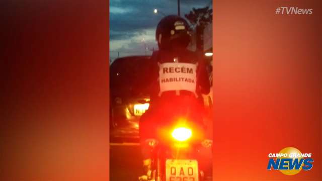 Motociclista usa placa para avisar motoristas: &#34;recém habilitada&#34;