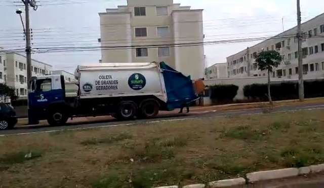 Solurb coleta resíduo domiciliar com caminhão irregular