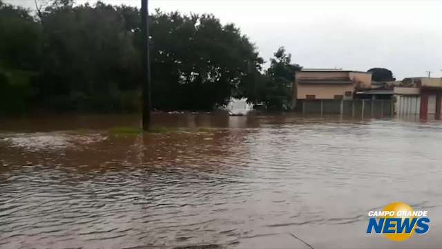 Ruas no Santo Antônio viram &#34;mar&#34; depois de chuva de uma hora