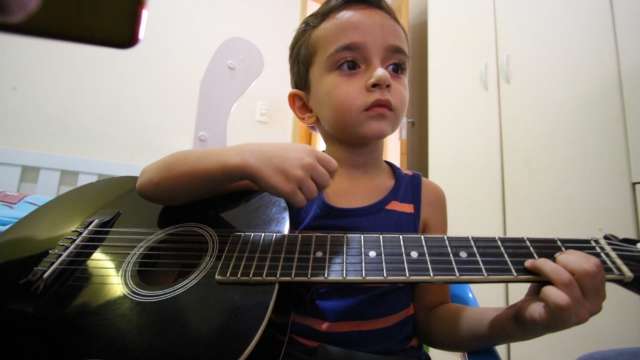 Olhando o pai, Davi tem apenas cinco anos e já toca dois instrumentos