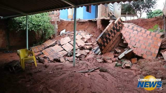 Chuva derrubou muros, alagou ruas e casas, mas, de onde vem tanta água?