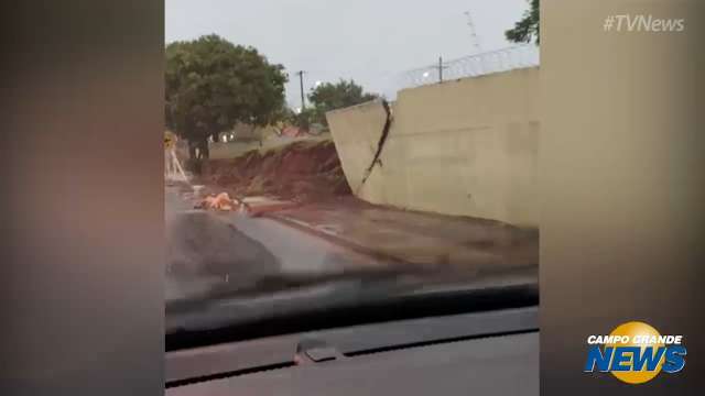 Carro fica submerso e muro desaba na região do Coronel Antonino