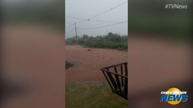 Em trinta minutos, chuva alaga rua no Residencial Ramez Tebet