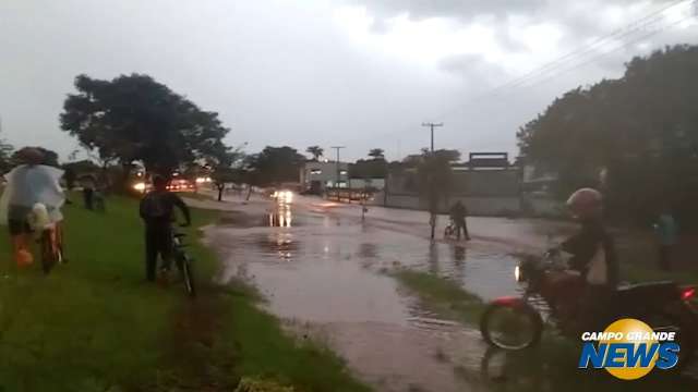 Chuva inunda Avenida Gury Marques, na região sul de Campo Grande