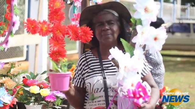 Ambulantes disputam espaço na calçada de cemitérios para venda de flores