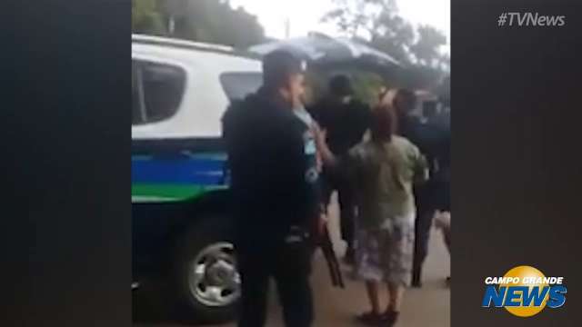 Vídeo registra momento em que mulher de 57 anos é agredida por PM