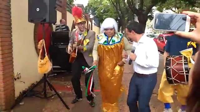 Em lançamento de campanha, Marquinhos dança e arranca risadas das crianças